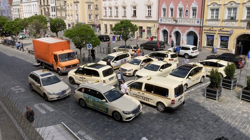 Mit zahlreichen Fahrzeugen protestierten Taxifahrer am Dienstagvormittag am Straubinger Ludwigsplatz.