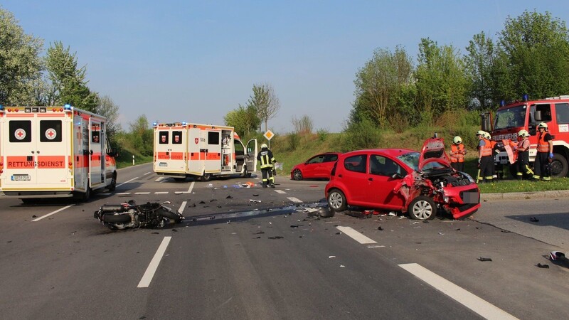 Bei einem tragischen Unfall ist am Sonntag in Straubing ein Motorradfahrer gestorben.