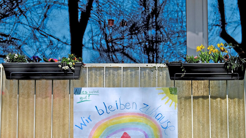 "Alles wird gut!" So wie die Zeichner dieses Plakats in Straubing waren viele Menschen im Frühjahr 2020 noch sehr optimistisch gestimmt. Zumindest bei einigen Gruppen nehmen im Lauf der Krise die Zukunftssorgen zu.