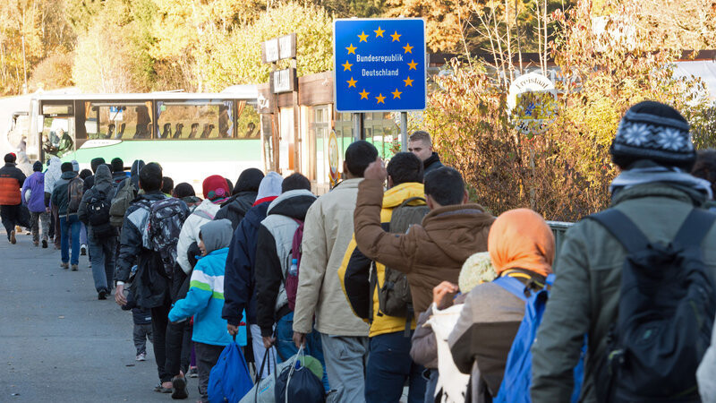 Drei Wochen vor Jahresende ist die lange erwartete Zahl von einer Million Flüchtlinge in Deutschland offiziell erreicht.