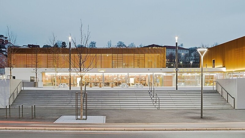 Die neue Stadthalle in Cham vom Architekturbüro Lamott aus Stuttgart sei "ein Ensemble mit klarer Formensprache, das (...) ein harmonisches Ganzes aus Gebäude, Platz und Park schafft", fand die Jury.