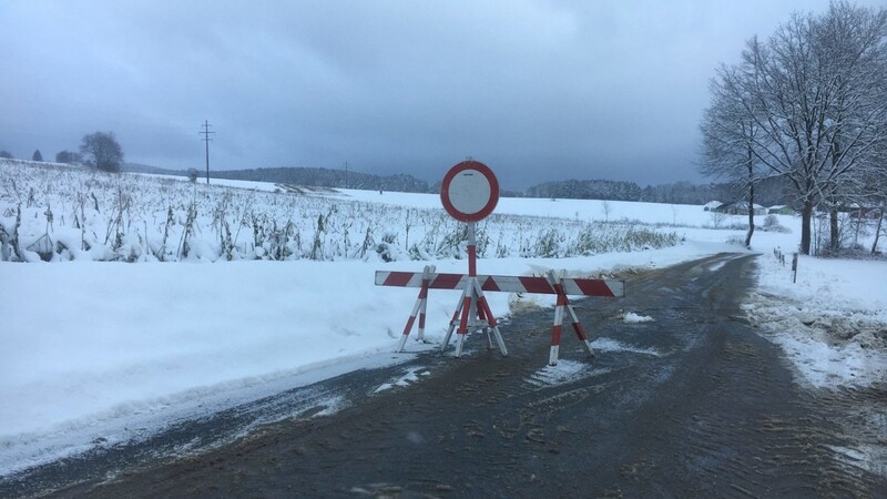 Einige Teilsperrungen auf von Schneebruch betroffenen Straßen im Altlandkreis Kötzting bleiben erhalten.