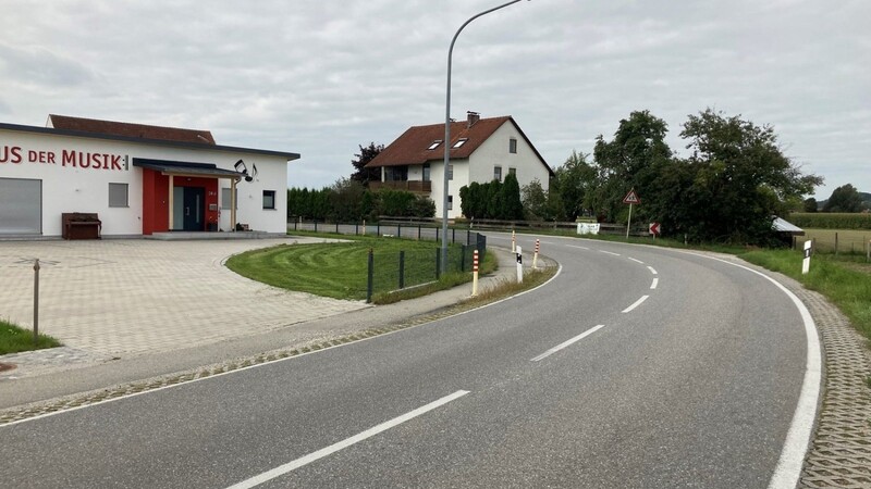 Das Staatliche Bauamt baut die Kurve vor dem "Haus der Musik" in Bruckberg aus und sorgt so in diesem Bereich der St 2045 für mehr Verkehrssicherheit.