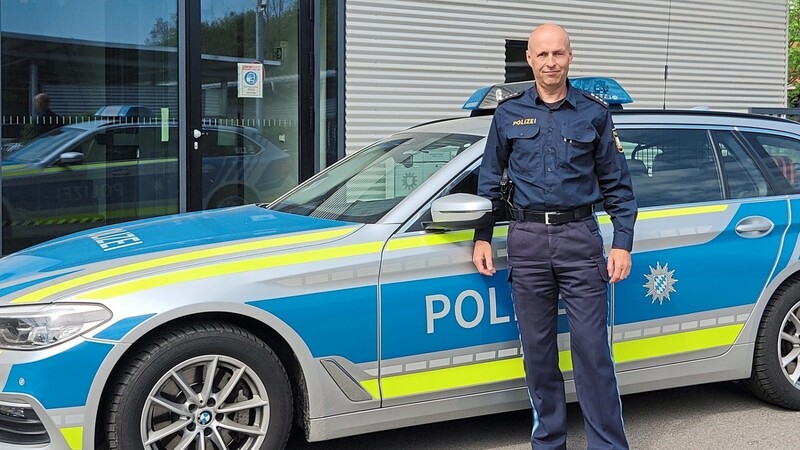 Polizeihauptkommissar Rudolf Seidl vor seiner Polizeistation in Wörth.