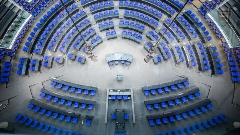 Blick in den Plenarsaal des Deutschen Bundestags mit der neuen Sitzanordnung für die 20. Legislaturperiode.