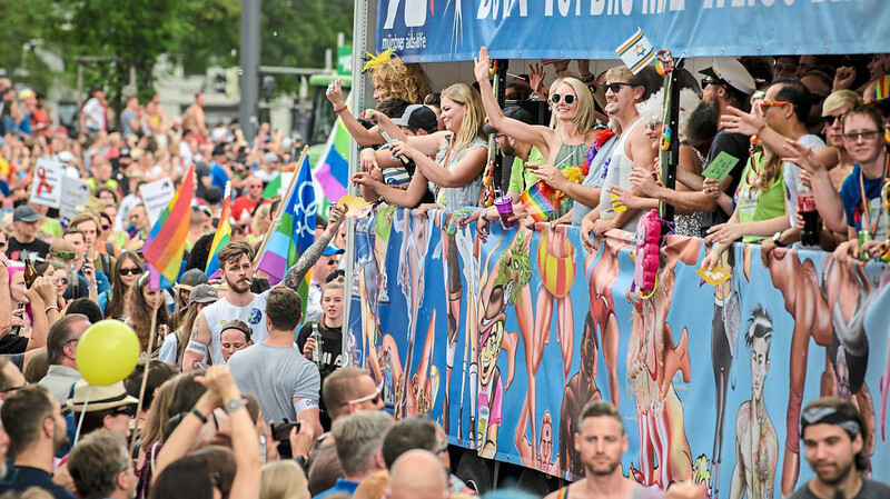 Ähnlich viele Teilnehmer wie bei der traditionellen Parade anlässlich des Christopher Street Day in München (das Bild stammt aus dem Vorjahr) sind bei der ersten Auflage in Landshut natürlich nicht zu erwarten. Ein starkes Signal für mehr Toleranz und Akzeptanz soll es trotzdem werden.