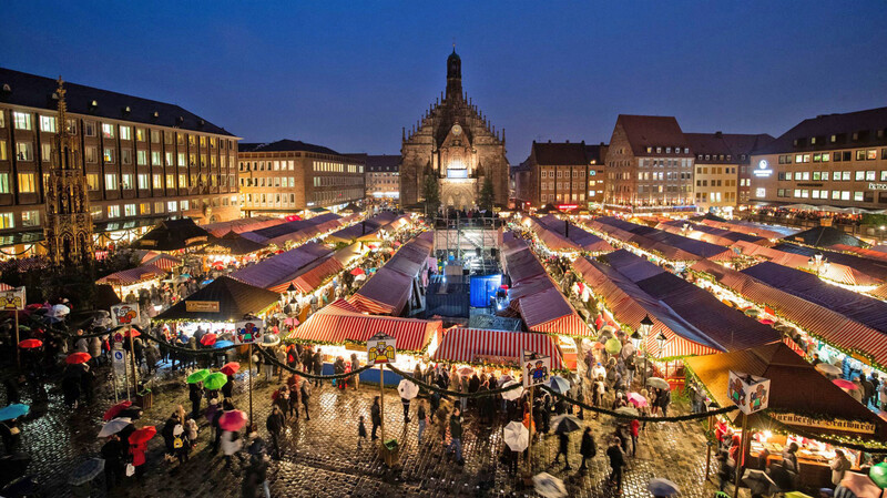 Der Nürnberger Christkindlesmarkt zieht jedes Jahr tausende Besucher an - auch bei Regen und mit energiesparenden LED-Lichterketten.