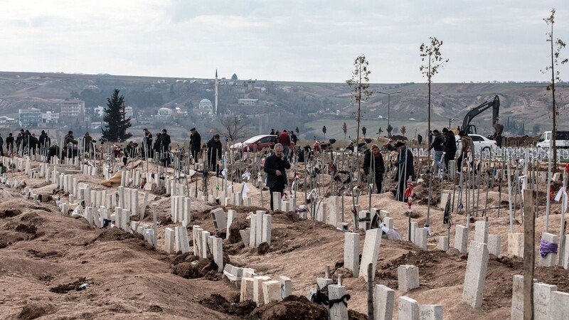 Menschen begraben die Toten in Adiyaman.