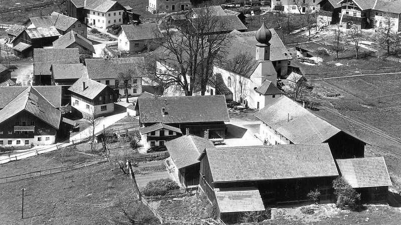Die Westansicht des Dorfes Altnußberg, circa 1970. Diese und zahlreiche weitere Abbildungen finden sich in der Chronik von Altnußberg von Siegfried Federl, die es nun auch zu kaufen gibt.