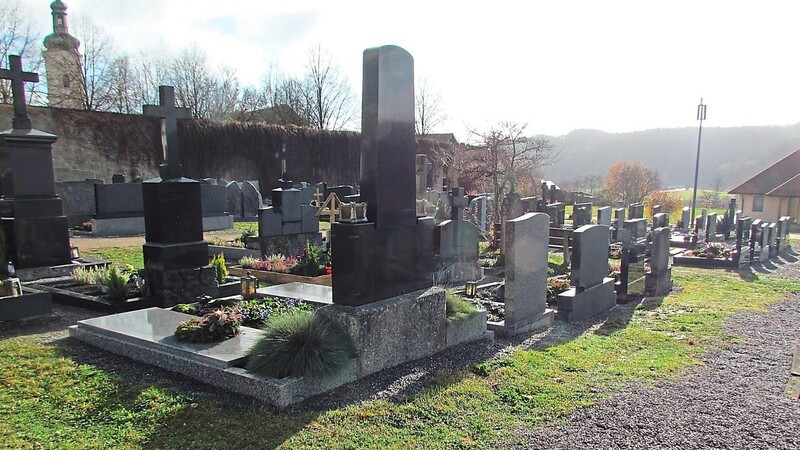 Das Wegesystem am Friedhof in Walderbach soll im kommenden Jahr gepflastert und eine Urnengrabanlage erstellt werden.