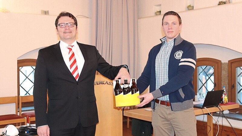 Simon Heiser (rechts) ist der neue Mann im Bauamt der Stadt Rötz. Bürgermeister Dr. Stefan Spindler hieß ihn mit einem Sechser-Tragl Rötzer Genossenschaftsbier willkommen.