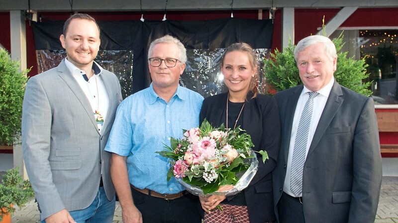 Präsident Stefan Füchsl und Bürgermeister Xaver Hagn verabschiedeten Alfred und Maria Steiner mit Geschenken.