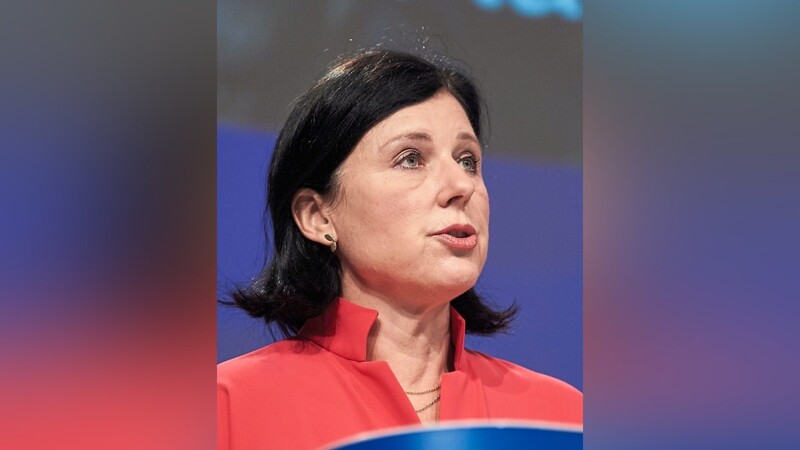Vera Jourova, Vizepräsidentin der EU-Kommission, will die Gültigkeitsdauer von EU-Impfnachweisen auf neun Monate ab dem vollständigen Impfschutz beschränken.
