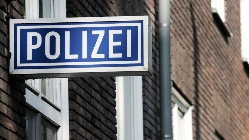Ein Polizei-Schild hängt an einem Polizeipräsidium. Foto: Roland Weihrauch/dpa/Symbolbild