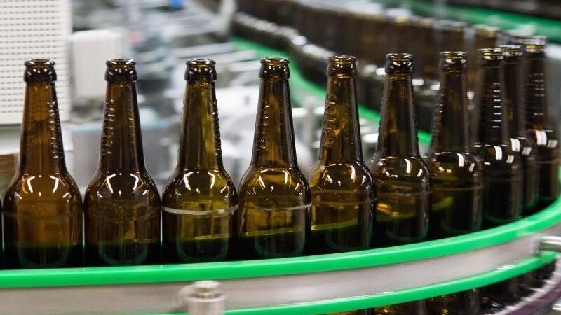 Derzeit liegt das Pfand für eine normale Bierflasche bei 8 Cent. Die deutschen Brauer fordern eine Erhöhung.