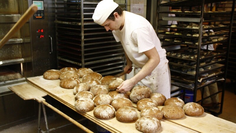 Steffen Rücker begutachtet das fertige Brot.