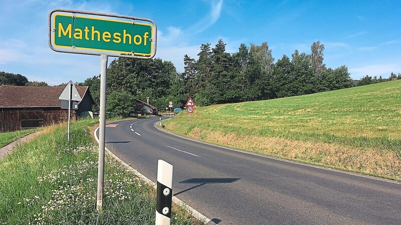 Bei Matheshof endet die Ausbaustrecke. Der Weiterbau der Regentalstraße wird nun neu geplant. Der komplette überregionale Verkehr soll an Grafenwiesen vorbei in Richtung Haus und nach Bad Kötzting rollen. Auf die große Talbrücke in Richtung Sperlhammer/Beckendorf wird verzichtet.