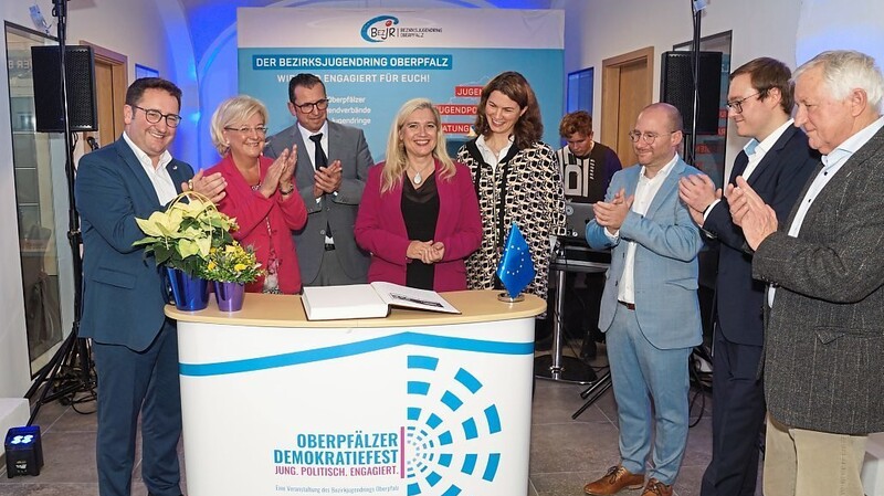 Europaministerin Melanie Huml (4. von links) trug sich ins Goldene Buch der Gemeinde Köfering ein.