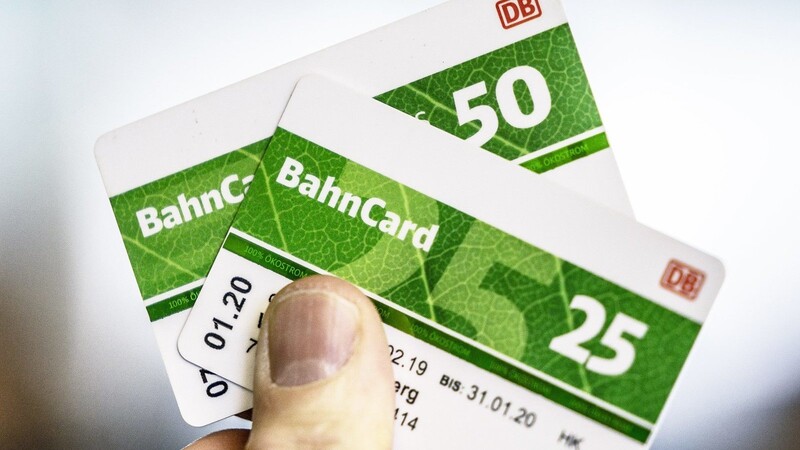 Die Bahncards 50 und 25 werden künftig zehn Prozent günstiger. Die obersten Finanzbehörden der Länder haben nach dpa-Informationen zugestimmt, dass die Mehrwertsteuer-Senkung für Bahntickets auch für diese Bahncards gilt. (Symbolbild)