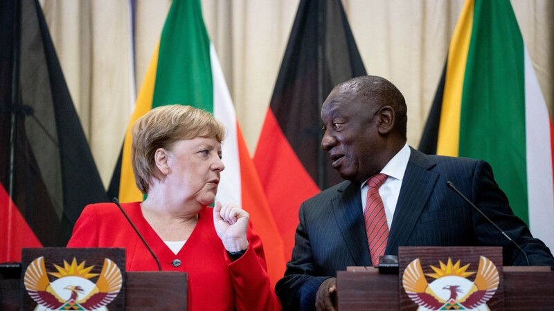 Große Erwartungen: Angela Merkel wird in Pretoria von Südafrikas Präsident Cyril Ramaphosa empfangen.