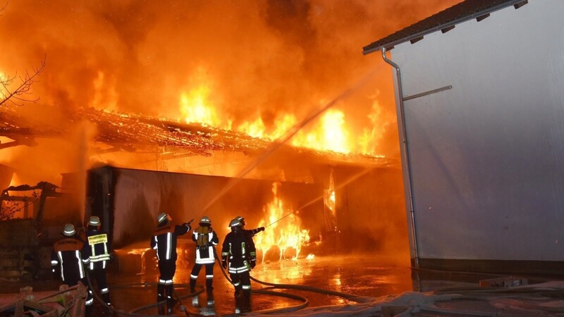 Lichterloh brannte die Halle samt Gerätschaften. Ein Schaden in Höhe von mindestens 400.000 Euro war die Folge.