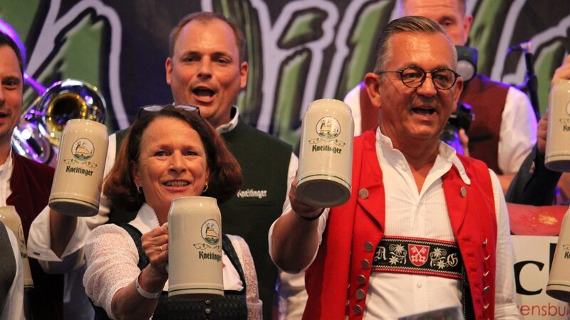 Drei Schläge brauchte Oberbürgermeisterin Gertrud Maltz-Schwarzfischer, um die Regensburger Herbstdult 2022 offiziell zu eröffnen.