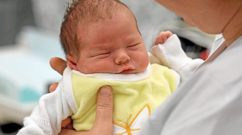 Eine Krankenschwester hält einen Säugling sicher und ohne böse Absichten. Hingegen drohte der Albtraum jeder Mutter in einem Schwandorfer Krankenhaus Realität zu werden.