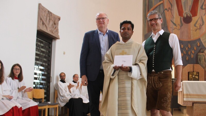 Kirchenpfleger Werner Allescher (links) und der Sprecher des Pfarrgemeinderates Dr. Thomas Frisch überreichten an Pater Sijo einen Zuschuss für seine neue Wohnung.