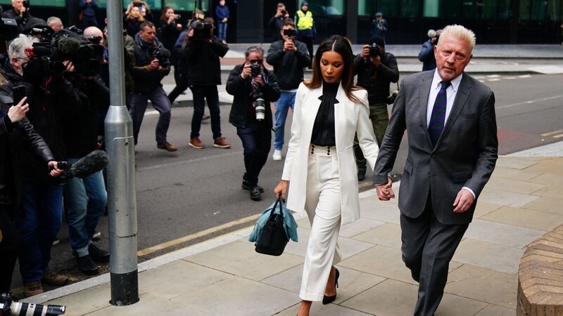 Boris Becker gemeinsam mit seiner Lebensgefährtin Lilian de Carvalho Monteiro auf dem Weg zur Strafmaßverkündung in London.