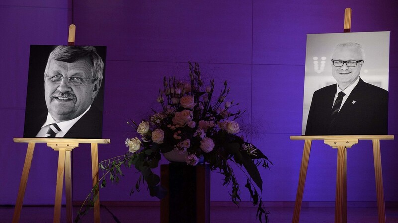 Bilder der verstorbenen CDU-Politiker Walter Lübcke (links) und Thomas Schäfer (rechts) sind beim Landesparteitag der CDU Hessen zu sehen. Am Donnerstag könnte im Prozess um den ermordeten Kasseler Regierungspräsidenten Walter Lübcke das Urteil fallen. (Archivbild).