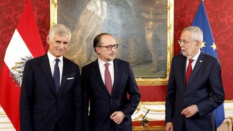 Bundespräsident Alexander Van der Bellen (r.) hat Alexander Schallenberg (M.) als Bundeskanzler und Michael Linhart als Außenminister von Österreich vereidigt.