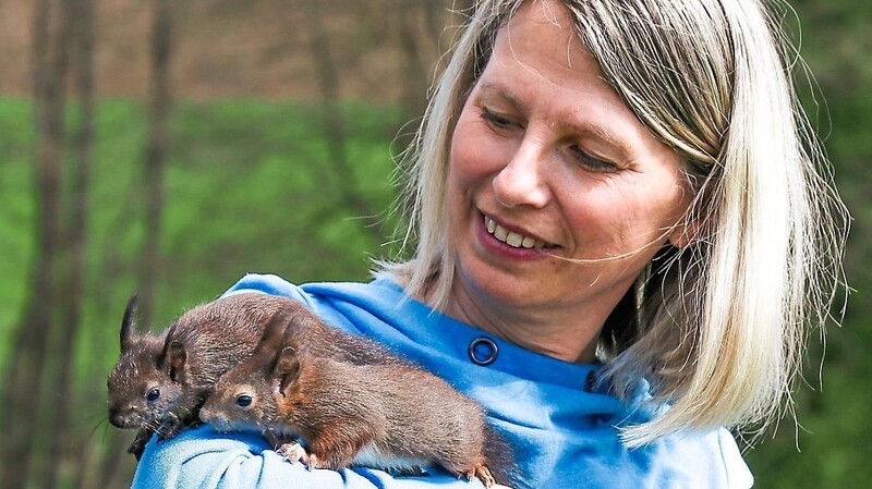 Innige Freundschaft: Katja Stoiber und ihr Eichhörnchennachwuchs.