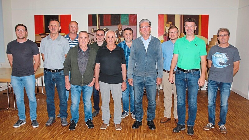 Die neu gewählte Vorstandschaft und die Ersatzmitglieder des Wasserbeschaffungsverbandes mit Alois Vogl sen. an der Spitze.