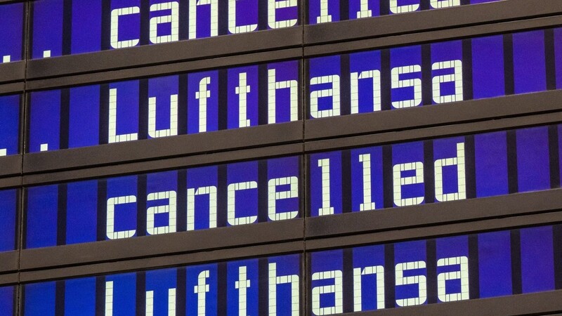 Anzeigentafeln zeigen gestrichene Lufthansa-Flüge an.