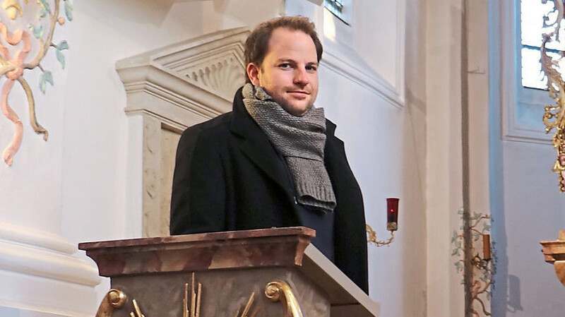 Martin Popp in der Pfarrkirche St. Sebastian in Furth: Der junge Pfarrer hält bis zu acht Gottesdienste pro Woche.