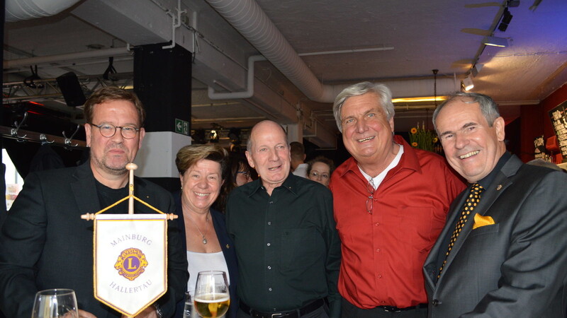 Lions-Präsident Michael Deutsch (rechts) und seine Mitstreiter konnten unter den Gästen auch 2. Bürgermeisterin Hannelore Langwieser begrüßen.