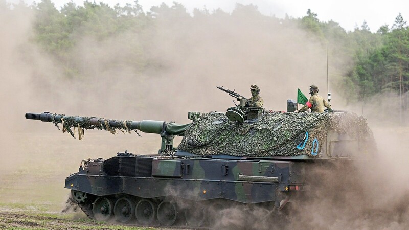 Sieben Stück der Panzerhaubitze 2000 - hier während einer Übung der Bundeswehr - liefert die Bundesregierung an die Ukraine.