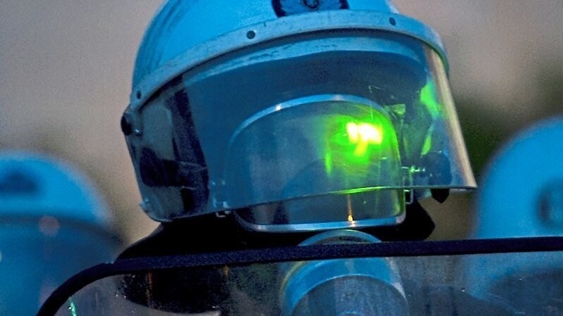 Immer wieder werden Einsatzkräfte mit Laserpointern geblendet - zuletzt ein Rettungswagenfahrer in der Oberpfalz.
