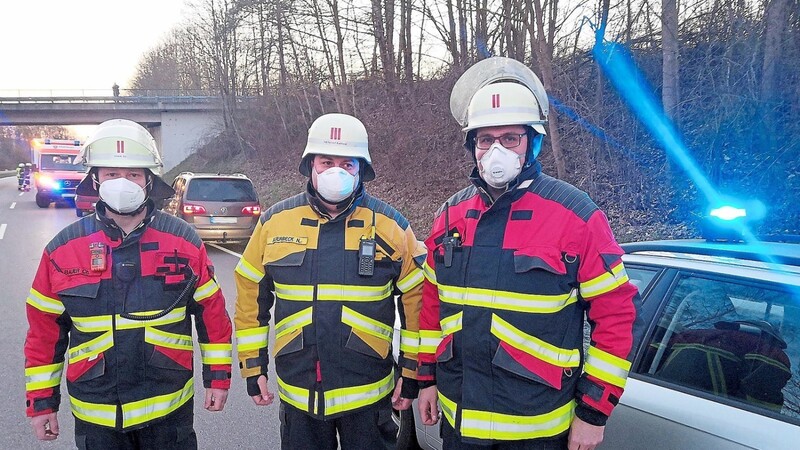 Gehen mit gutem Beispiel voran: KBI Norbert Auerbeck (Mitte) trägt genau wie die Kreisbrandmeister Christian Bauer (links) und Michael Sturm (rechts) bei jedem Einsatz eine FFP-Schutzmaske.