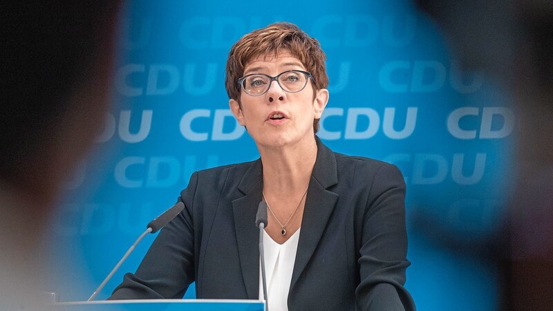 Die CDU müsse "stärker als bisher den Anschluss an die verschiedenen Lebenswirklichkeiten im Land halten und wieder zurückgewinnen", sagt Parteichefin Annegret Kramp-Karrenbauer nach der Vorstandsklausur.