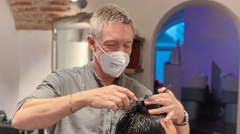 Seit der Pandemie beobachtet Thomas Kobeck von "Haarem", dass doppelt so viele Kunden, wie zuvor, ihre Termine jetzt online bei ihm und seinem Team im Friseursalon ausmachen.