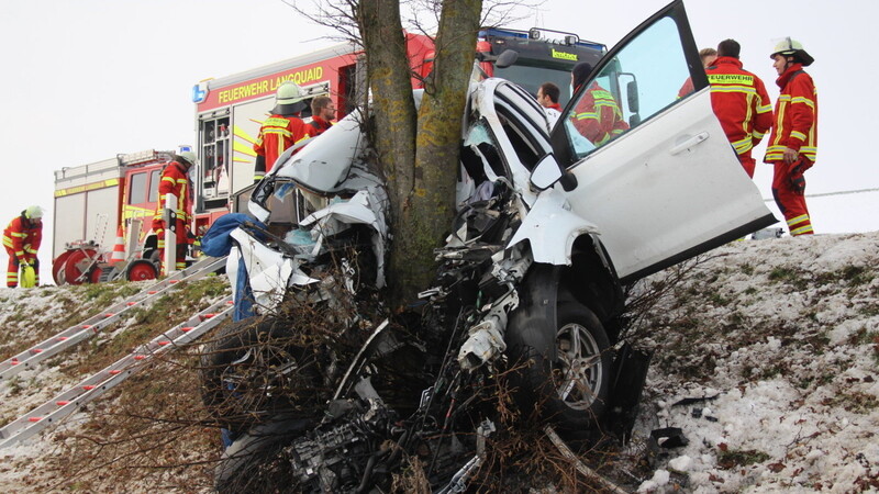 Schrecklicher Unfall am Dreikönigstag unweit der B15 neu bei Schierling. Dabei wurde das Unfallauto von einem Baum in der Mitte gespalten.