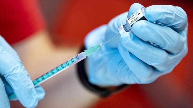 Auch wenn sich geimpfte Menschen mit dem Coronavirus infizieren, hilft die Spritze.