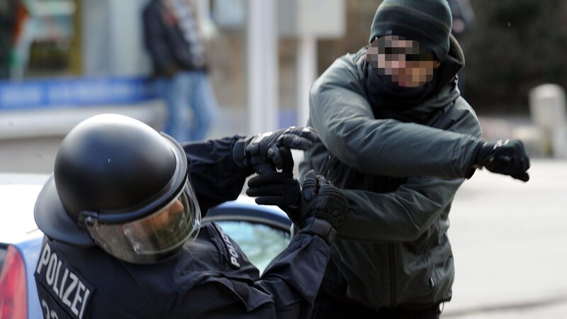 Gewalt gegen Polizeibeamte wächst auch in Niederbayern. (Symbolbild)