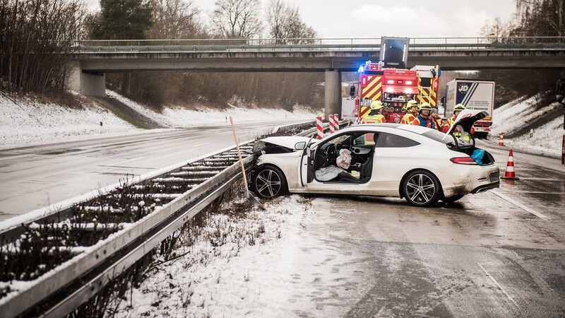 Anscheinend hatte der Mercedes-Fahrer die falschen Reifen für die winterlichen Straßenverhältnisse aufgezogen.