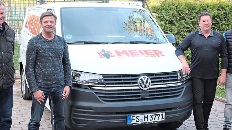 Georg Asen (l.) und Hans Eder (2. v. l.) stellten zusammen mit Sponsor Christian Meier (r.) den neuen EVM-Trainer Benoit Doucet vor.