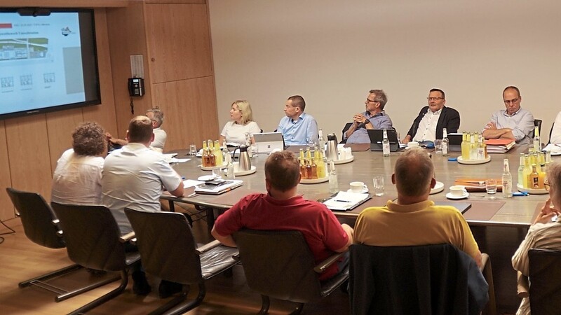 Kreisbaumeister Jürgen Hagn (ganz vorne links) hat den Mitgliedern des Kreisausschusses die Modelle der vier Preisträger ausführlich vorgestellt.