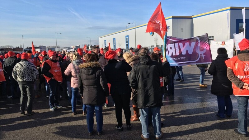 Etwa 400 Beschäftigte nahmen am Mittwoch an den Warnstreiks in Straubing teil.
