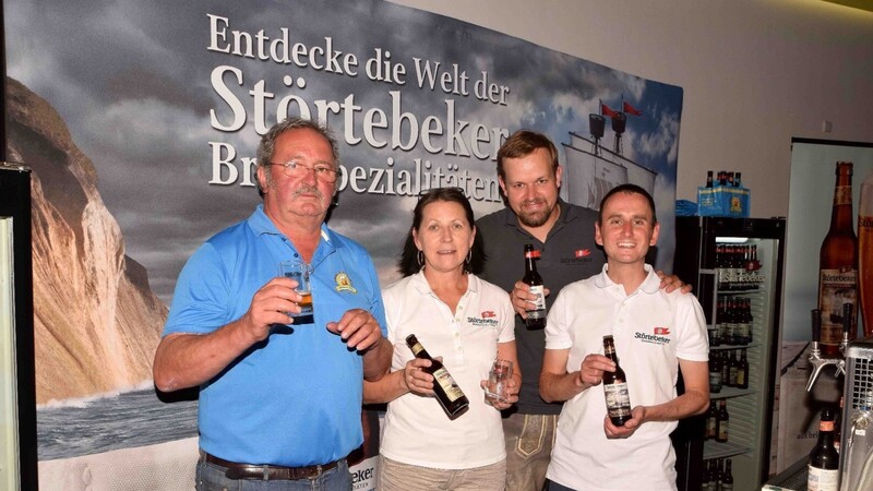 Organisator und Initiator Jürgen Appel mit dem Personal der Brauerei Störtebeker, die für das Festival extra 900 Kilometer angereist waren.