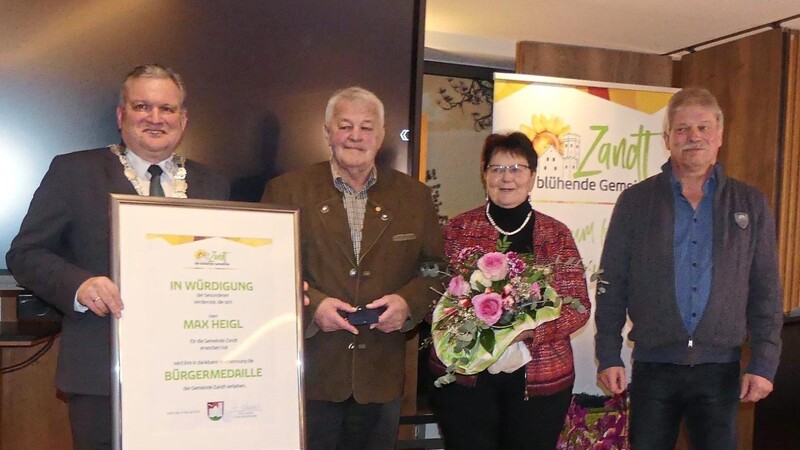 Max Heigl bei der Verleihung der Bürgermedaille durch die Bürgermeister Hans Laumer (li.) und Heinz Schweiger (re.); mit im Bild ist Ehefrau Anneliese Heigl, die einen Blumenstrauß erhielt.
